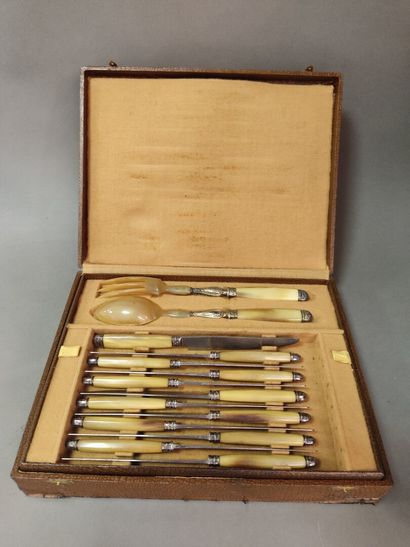 Coffret de ménagère comprenant couteaux,...