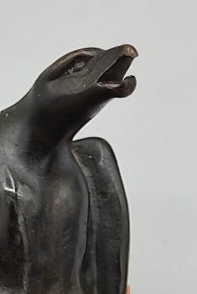 Porte-montre en bronze figurant un aigle.

Base...