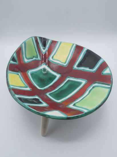 Coupe mouvementée en faience polychrome.

Pose...