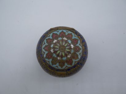 Petit pilulier en métal doré à décor d'émaux...