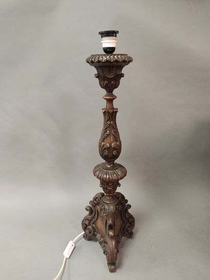 Pique-cierge monté en lampe en bois tourné...