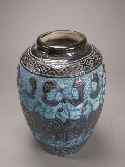 Curieux vase en céramique émaillée bleue...