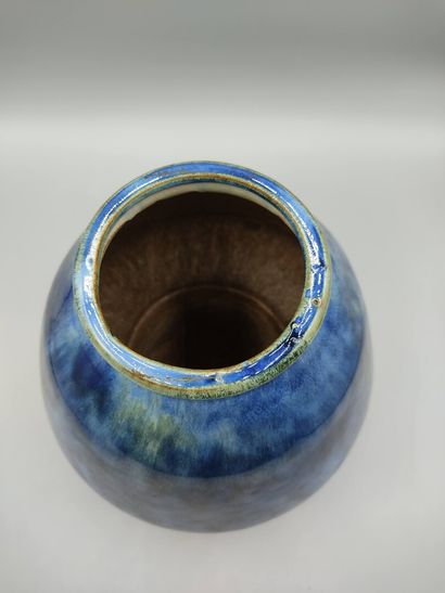 Desvres

Vase piriforme en grès émaillé bleu.

Cachet...