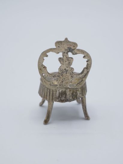 Fauteuil miniature en argent au dossier avec...
