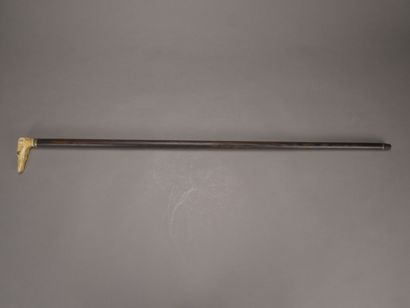 Canne épée, pommeau façon ivoire figurant...