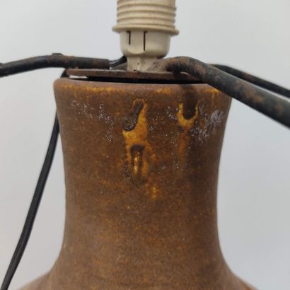 ACCOLAY.

Lampe en céramique brune à décor...