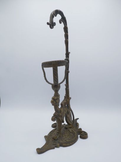 Pied de lampe en bronze à décor d'un griffon.

Fin...