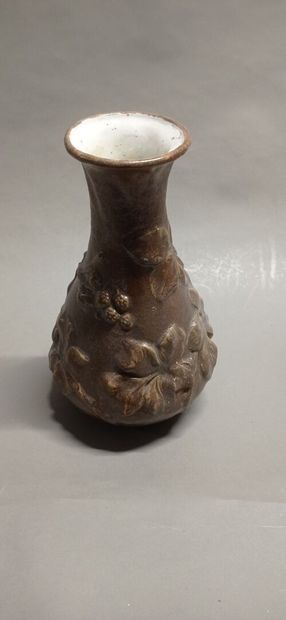 Vase en faïence brune à décor en semi-relief...