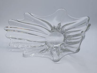 Coupe navicelle en cristal de DAUM .

Signature...