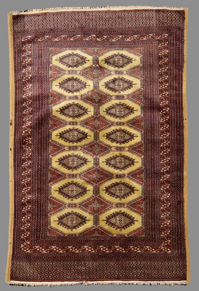 Tapis en laine noué main à décor de motifs...