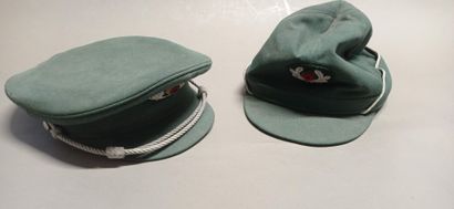 Réunion de casquettes allemandes en tissu...