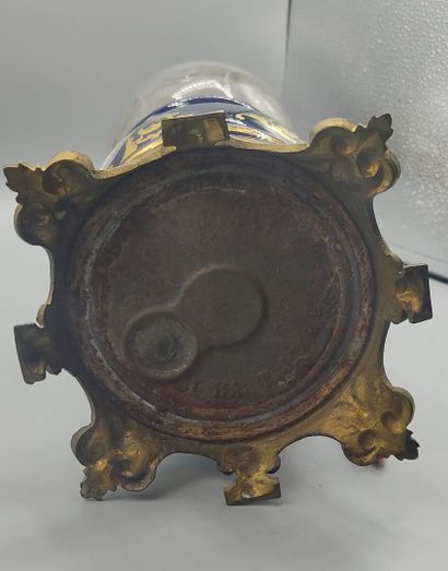 BAYEUX

Lampe à pétrole en porcelaine bleu...