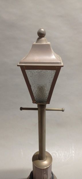 Lampadaire en cuivre et laiton monté en lampe.

Vers...