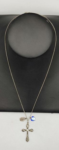 Pendentif formant croix en argent et breloques...