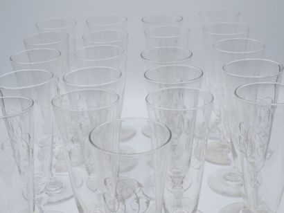21 flutes en cristal monogrammées 
