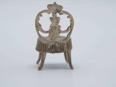 Fauteuil miniature en argent au dossier avec...