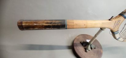 Trophée de tennis constitué d'une raquette...