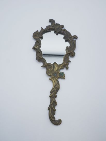 Miroir face à main en bronze patiné.

Style...