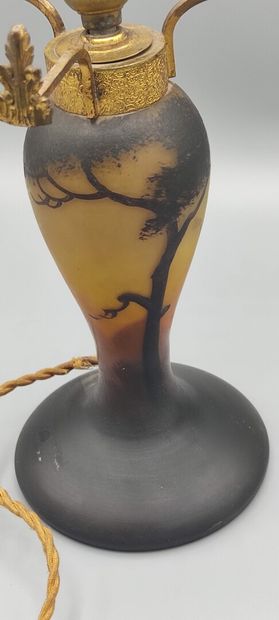 Pied de lampe en verre marmoréen à décor...