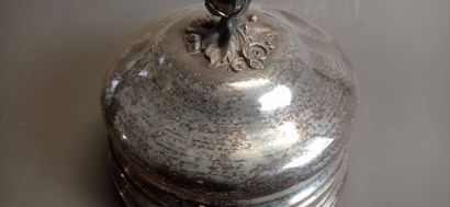 Légumier et sa cloche en métal argenté.

L'intérieur...