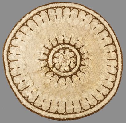 Tapis circulaire à décor en plein de motifs...