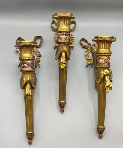 Suite de trois appliques en bronze doré et...
