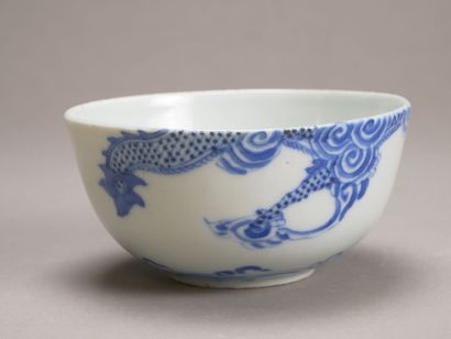 CHINE

Bol en porcelaine à décor de dragons.

Marque...