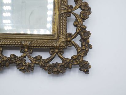Miroir en bronze patiné.

Décor de tête feuillagée...
