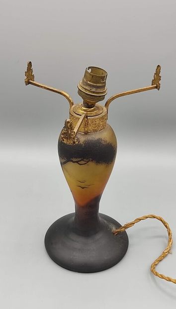 Pied de lampe en verre marmoréen à décor...