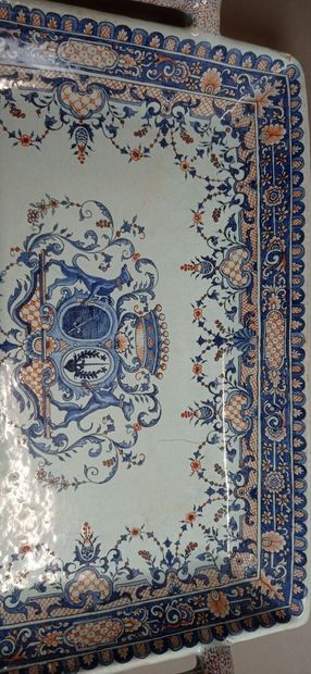 ROUEN?

Bannette en faïence polychrome. Décor...