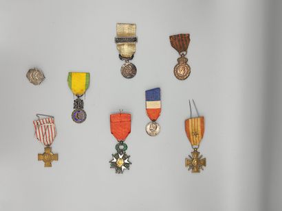 Lot de médailles militaires comprenant:

-Légion...