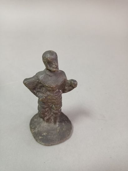 Un sujet en bronze, homme en armure.

H:...