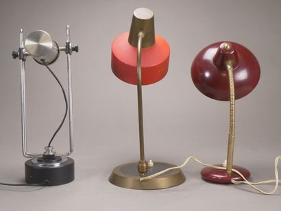 Réunion de trois lampes de bureau comprenant:

-...