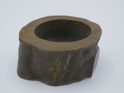 Petit cendrier en bronze figurant une souche...