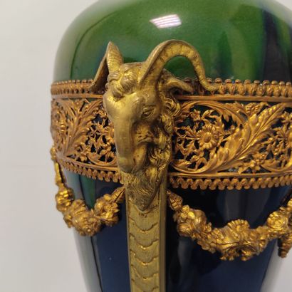 Important vase en faïence bleue et verte,...