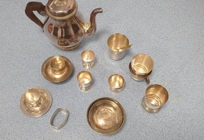 Lot de pièces en métal argenté comprenant:...