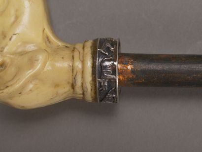 Canne épée, pommeau façon ivoire figurant...