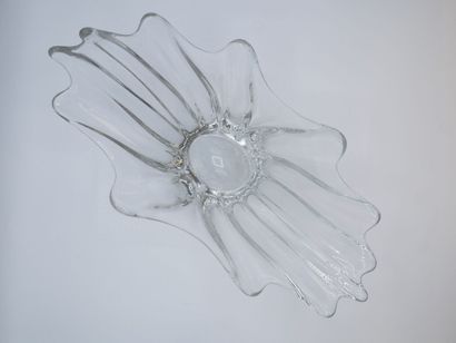 Coupe navicelle en cristal de DAUM .

Signature...