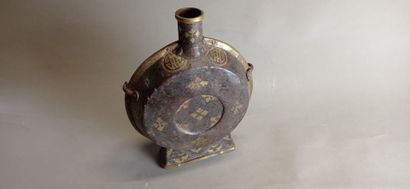 CHINE.

Curieuse gourde en métal patiné et...