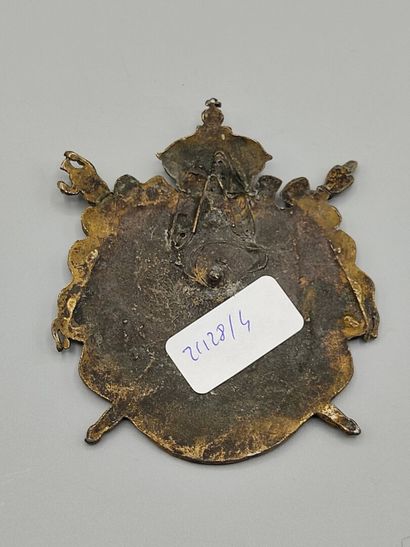 Plaque en métal doré à décor en plein des...