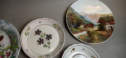 Réunion de cinq assiettes en faïence et/ou...