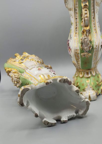 Paire de vases de forme évasée en porcelaine...