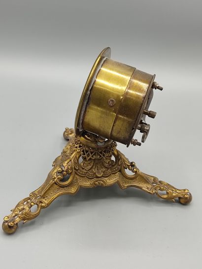 Deux petites pendulettes en laiton et métal...