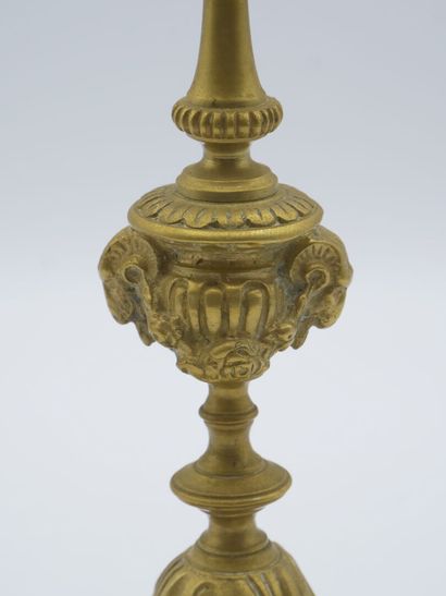 Paire de chandeliers en bronze doré et ciselé.

Fût...