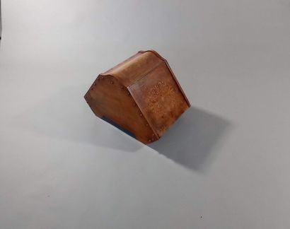 Charbonnière en noyer et placage de noyer.

Elle...