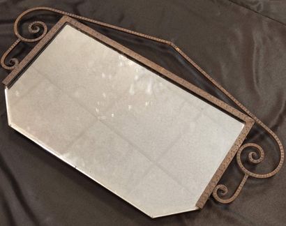 Miroir en fer forgé et patiné de forme rectangulaire.

Vers...
