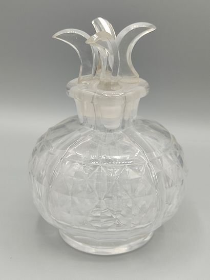 Trois flacons de parfums dont un en cristal...