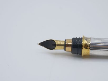 Stylo plume en métal argenté blanc et doré,...