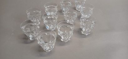 BACCARAT.

Suite de 11 petits verres en cristal...