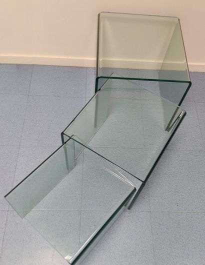 Trois tables gigognes en verre plié. 

Travail...